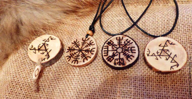 Colgante con runas como talismáns de éxito