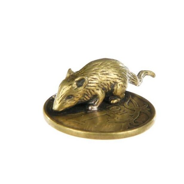 Bolsa de amuleto do rato cunha moeda para a boa sorte en cuestións de diñeiro