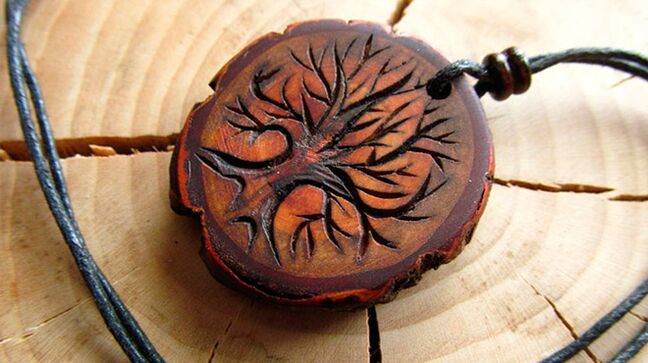 Amuleto de madeira para a sorte