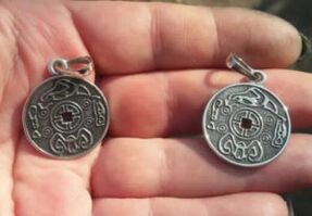 Estudo de dous amuletos reais sobre o tema da falsificación